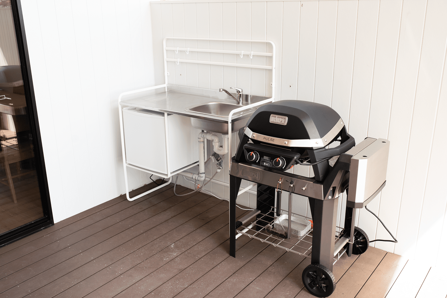 Outdoor electric BBQ and kitchenette